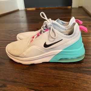 VGUC Nike Air Max Motion 2 sneakers- size 8.5